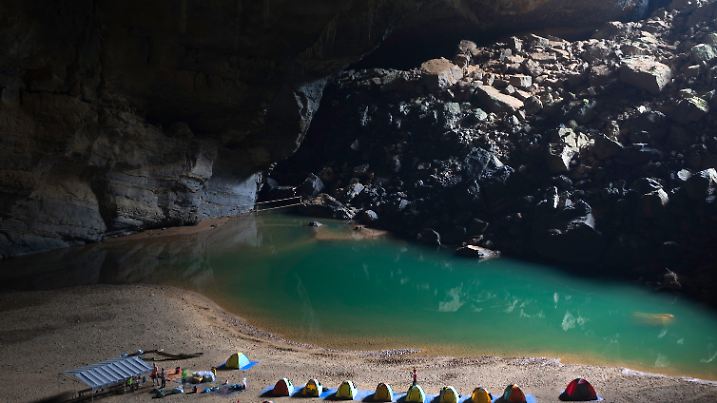The world’s biggest cave Hang Son Doong is located in the heart of the Phong Nha-Ke Bang National Park in Vietnam. It stretches more than 5 kilometers long with the height of nearly 200 meters. Hier zu sehen ist die etwas kleinere Schwester Hang-En, die immerhin die weltweit drittgrößte Höhle ist.