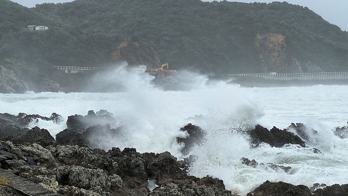Strong winds hit Lyall bay in Wellington