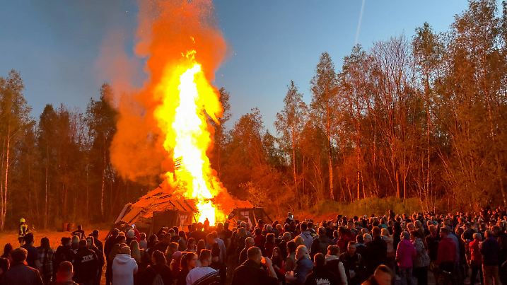 Zur großen Walpurgisnacht tanzten bei herrlichem Frühsommerwetter tausende Menschen in Sachsen in den Mai. Traditionell