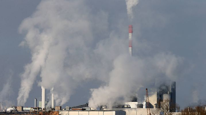 10.02.2021, Schwedt, Brandenburg, GER - Abgase entweichen aus Schloten der Papierfabrik Leipa Georg Leinfelder GmbH. (A