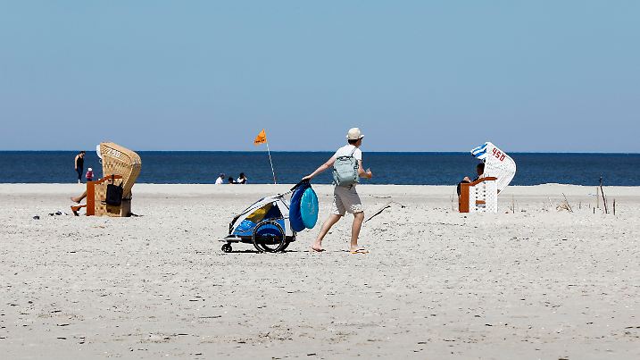 Amrum - Erste Touristen nach Corona Lockerungen wieder da Urlauber gehen zum Strand auf der Insel Amrum. In Schleswig-H