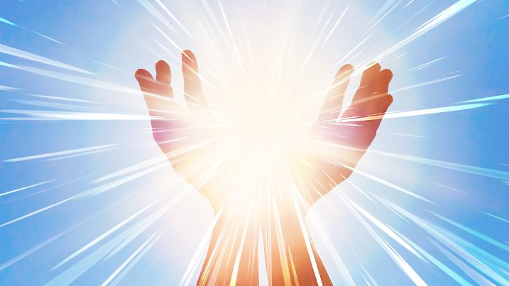 Frau hält Hände gegen die Sonne