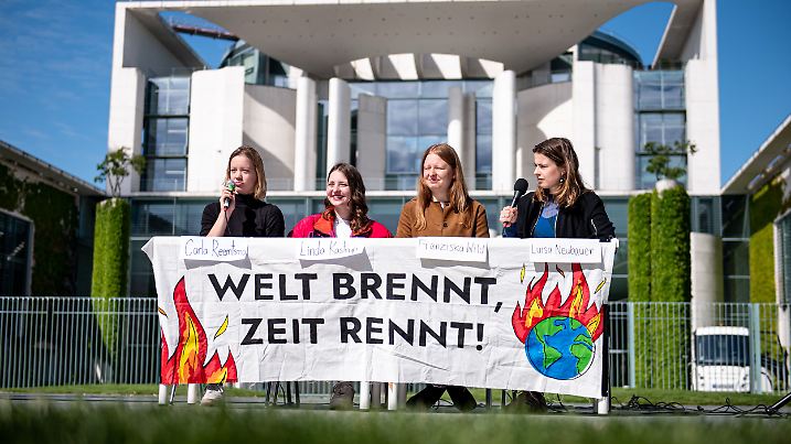 09.05.2025, Berlin: Carla Reemtsma (l-r), Fridays for Future Deutschland, Linda Kastrup, Fridays for Future Deutschland, Franziska Wild, Fridays for Future Bayern, und Klimaaktivistin Luisa Neubauer geben vor dem Kanzleramt eine Pressekonferenz unter dem Motto „Welt brennt, Zeit rennt”.