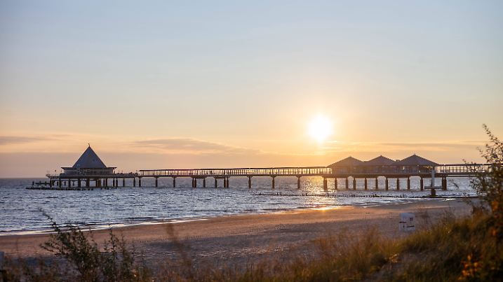 Wunderschöner Sonnenaufgang am Ostseestrand auf Usedom im Seebad Heringsdorf, einem der 3 sogenannten Kaiserbäder. Im Hi