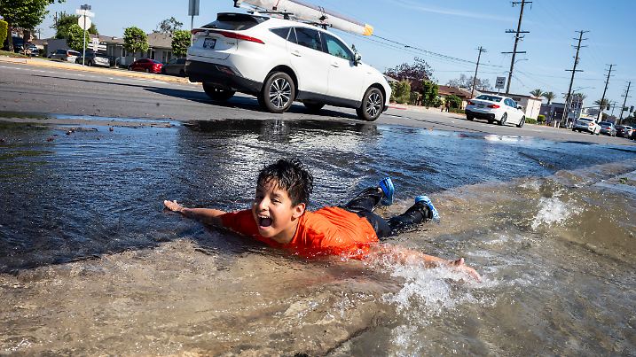 Record Heat Grips Los Angeles, US - 10 May 2025