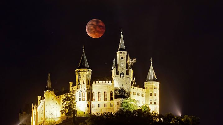 DEU Deutschland Bisingen Zimmern 27 07 2018 Der Blutmond geht auf hinter der Burg Hohenzollern