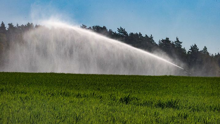 Hannover, 21.04.2020, Das anhaltend trockene Wetter bereitet Landwirten zunehmend Probleme., Felder werden bewässert, Tr
