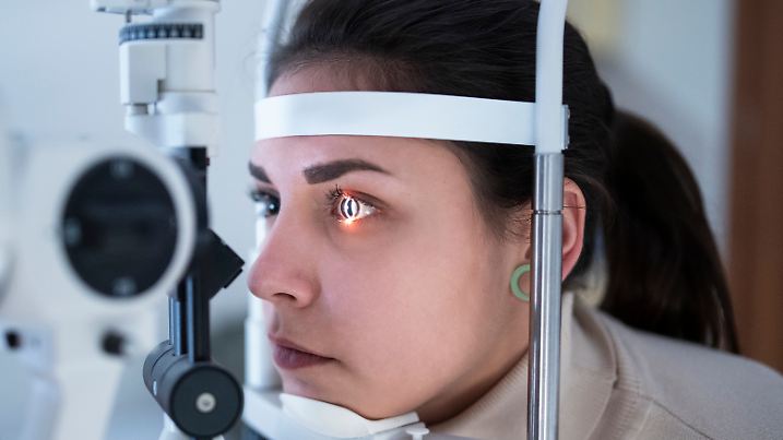 Einer neuen Studie von Münsteraner Wissenschaftlern zufolge kann das Coronavirus Schäden in der Netzhaut anrichten.