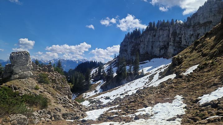 Wandern über Schneefelder wird schnell gefährlich