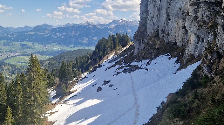 Schneefelder sind oft bis in den Mai vorhanden. Hier mit den falschen Schuhen und ohne Stöcke unterwegs zu sein ist gefährlich.