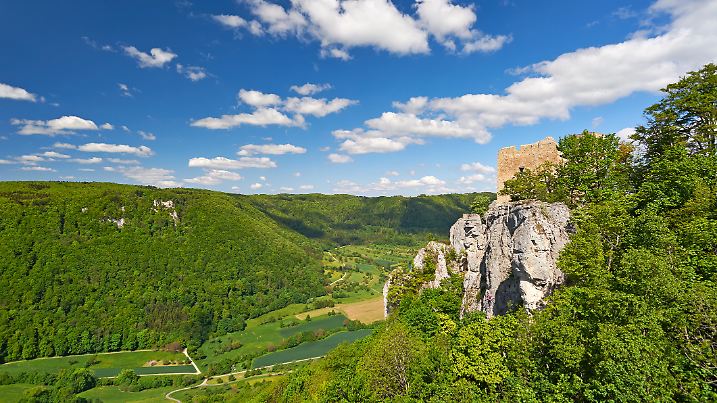 Hoch über dem Neidlinger Tal thront die Burg Reußenstein – perfekt als Ziel einer aussichtsreichen Wanderung und ideal für alle, die statt Rittern lieber Ruhe suchen.