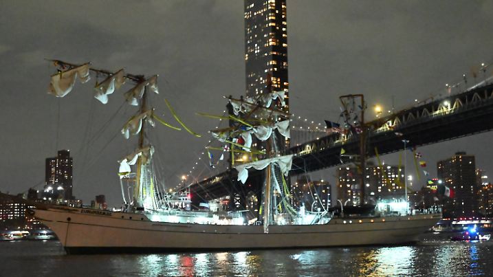 Mexican Navy Training Vessel Collides Onto Brooklyn Bridge