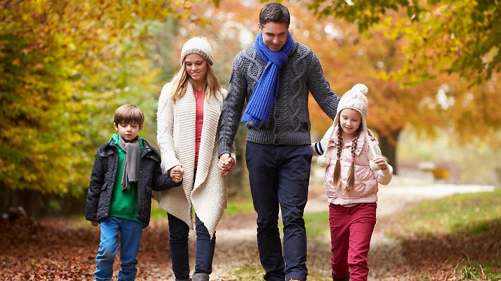 familie,herbstspaziergang,familien,herbstspaziergäge,spazieren,spaziergang,spaziergänge,spaziergänger *** family,walk,families,walks mmq-pu7 ,model released, Symbolfoto