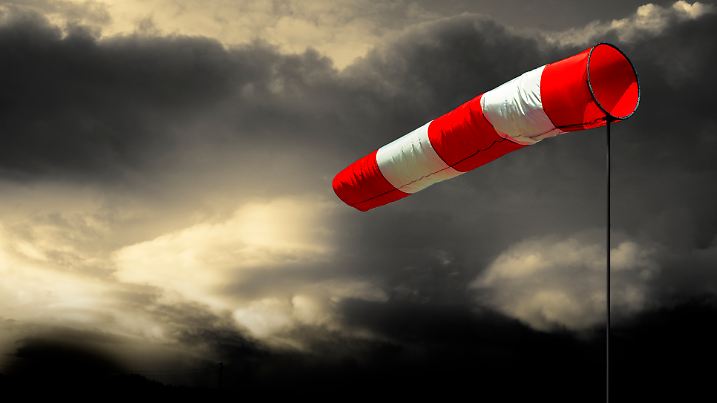 Eine Windhose vor einem stürmischen Himmel