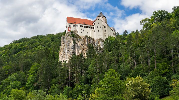 Burg Prunn erhebt sich hoch über dem Altmühltal – eine perfekte Kulisse für Geschichte zum Anfassen.