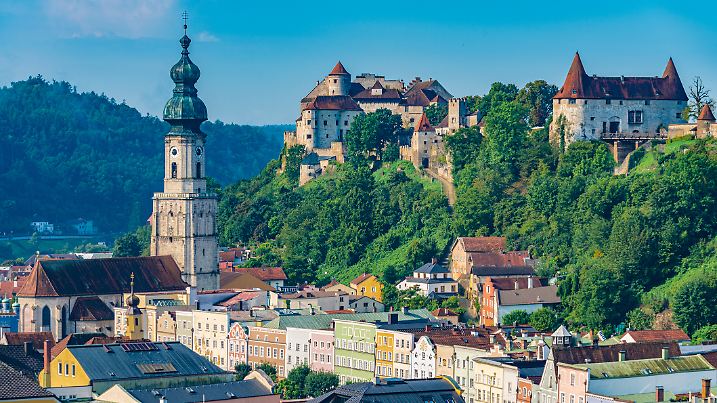 Burg Burghausen beeindruckt mit ihrer Länge – mehr als einen Kilometer misst die mächtige Anlage über der Salzach.