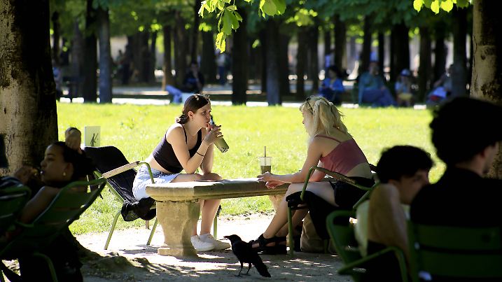 Die erste große Hitze: Die Pariser genießen die warmen Temperaturen