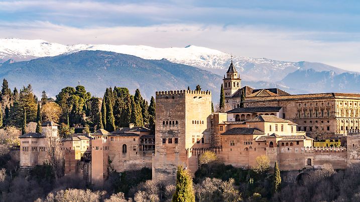 Alhambra Blick vom Mirador de San Nicolas auf Alhambra und die schneebedeckten Berge der Sierra Nevada, Granada, Andalus