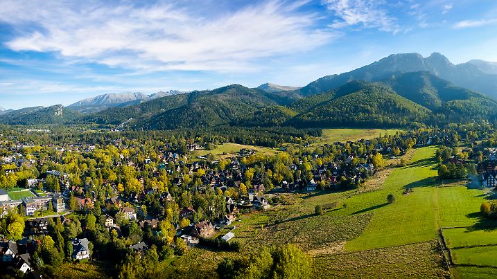 Traditionelle Holzhäuser in Zakopane mit Blick auf die imposante Tatra – Polens Bergstadt mit alpinem Charakter.