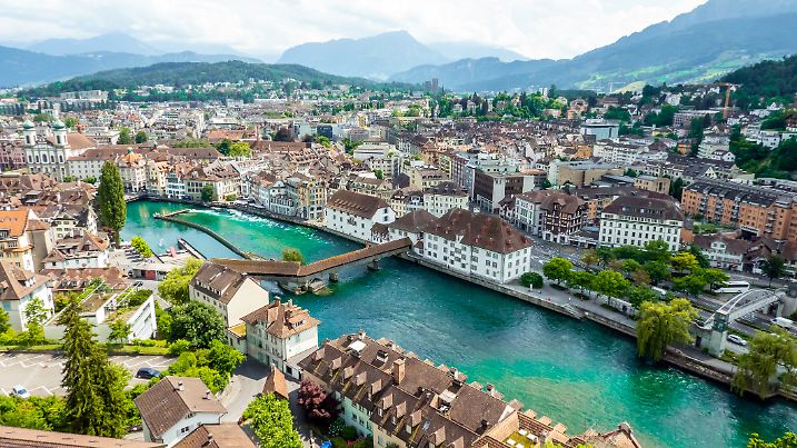 Vom Vierwaldstättersee aus eröffnet sich der Blick auf Luzerns Altstadt und die schneebedeckten Gipfel der Zentralschweizer Alpen.