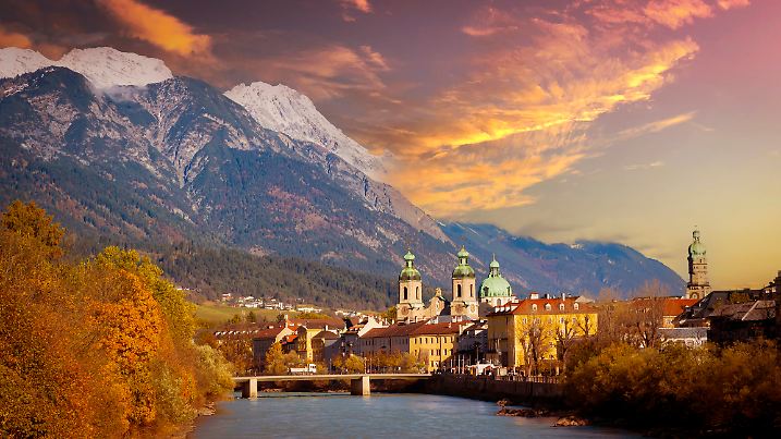 Innsbrucks Altstadt und die mächtige Nordkette im Hintergrund – ein Alpenpanorama mitten in der Stadt.