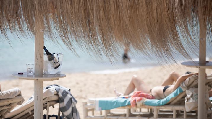 Menschen genießen einen Nachmittag am Strand Can Pere Antoni auf Mallorca (Foto vom 23. Mai)