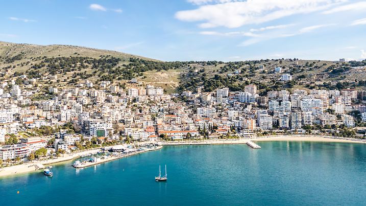 Türkis trifft Kalkstein – Blick auf die einsamen Buchten der Albanischen Riviera bei Himara.