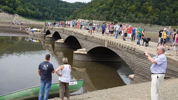 Edersee – Die steinerne Aseler Brücke ragt bei Niedrigwasser aus dem Edersee und führt direkt in die Ruinen von „Edersee-Atlantis“.