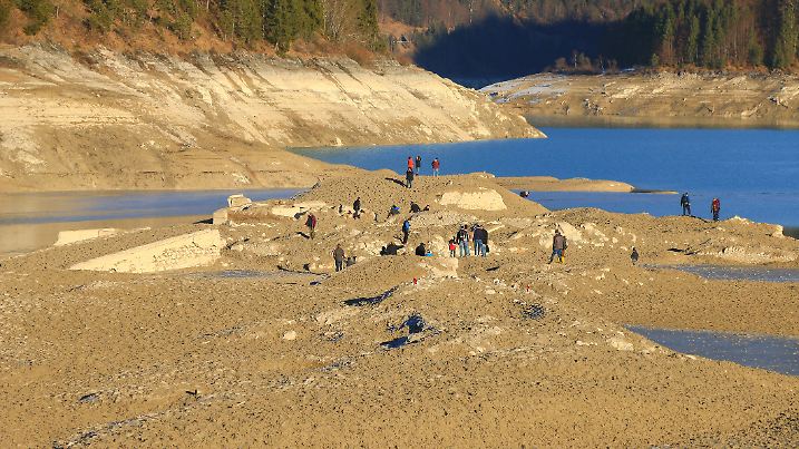 Grundmauern des untergegangenen Dorfes Fall zeichnen sich im entleerten Bett des Sylvensteinsees ab.