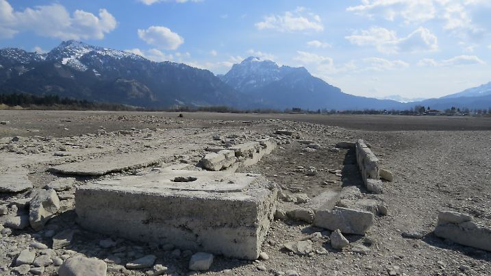 Im Winter wird das Wasser des Forggen-Stausees abgelassen und somit kommt der gleichnamige Weiler wieder zum Vorschein.