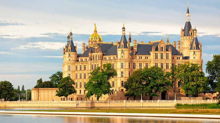 Schloss Schwerin – Renaissance-Juwel (ab 1553) auf slawischem Grund: Goldene Türmchen spiegeln sich im Schweriner See.