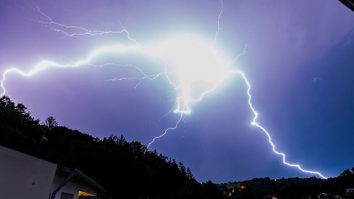 Wetter 2022-06-27, GER, Bayern, Passau: Heftige Blitze am Himmel über Passau, Hitzegewitter, Sommergewitter am Siebensc