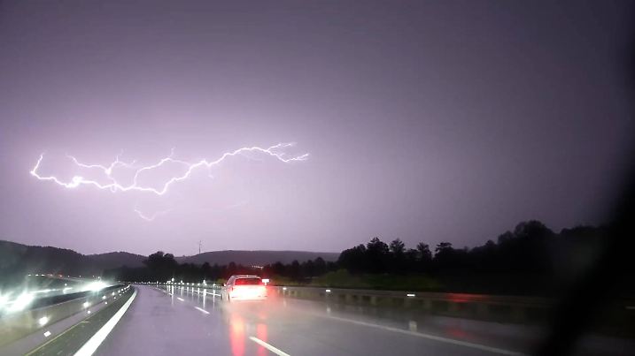 Eine Unwetterfront erreicht am Samstagabend auch Sachsen und leitete einen kräftigen Wetterumschwung ein. Der Aufzug im