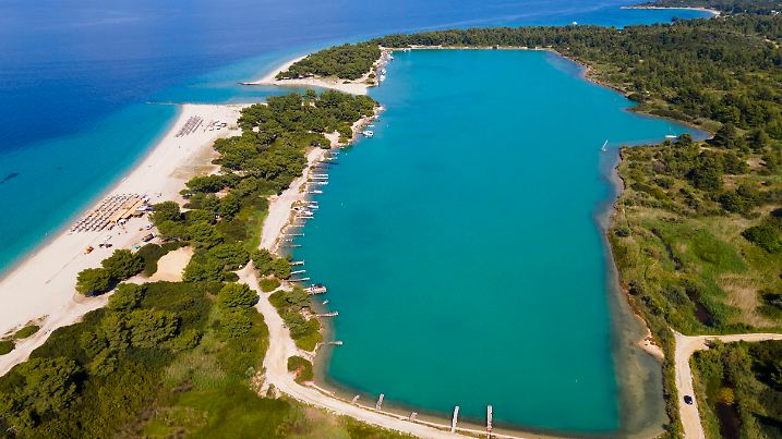 Die Halbinsel Kassandra lockt mit dem Lagunenstrand von Port Glarokavos