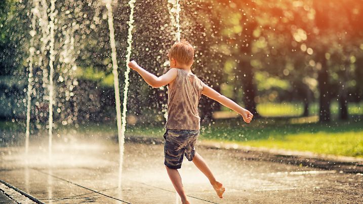 Wenn die Temperaturen steigen, hilft nur noch Abkühlung - so sieht Sommerfreude 2025 aus.