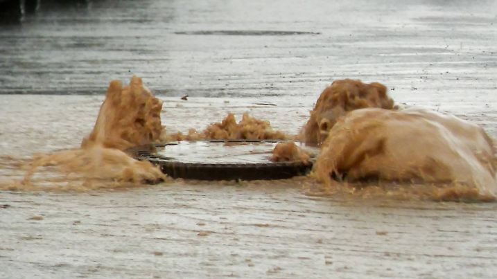 Hagel so groß wie Tischtennisbälle, heftiger Starkregen und Überschwemmungen. Das Sommerwetter begann in Westdeutschland