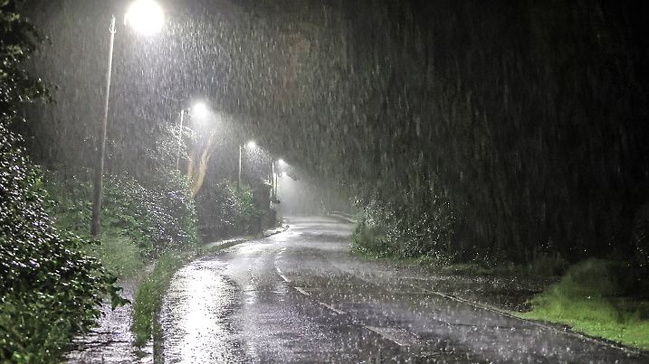 Nächtliche Starkregenfälle Unwetterartige Starkregenfälle in der Nacht in Verbindung mit kräftigen Windböen und Gewitter