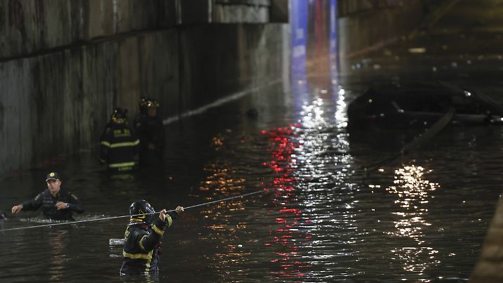 Heavy rains cause flooding in Mexico City