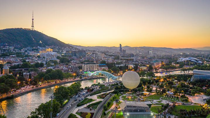 In Tiflis steht futuristische Architektur direkt neben sowjetischem Charme.