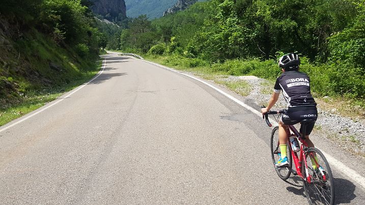 Einsame Straßen gibt es in den Pyrenäen zuhauf. (Bild: Oliver Scheel)