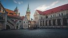 Mitten in Braunschweig erhebt sich die einstige Residenz Heinrichs des Löwen – samt Rittersaal und prunkvoller Architektur.