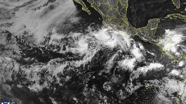 Auf diesem von der NOAA veröffentlichten Satellitenbild bildet sich der Tropensturm Barbara vor der Südwestküste Mexikos.