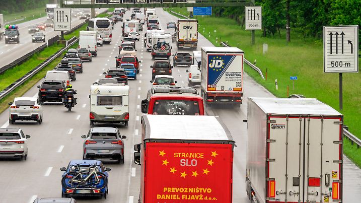 Pfingstreiseverkehr, Stau auf der Autobahn A8, München-Salzburg, Reiseverkehr in Richtung Süden, Sauerlach, 7. Juni 2025