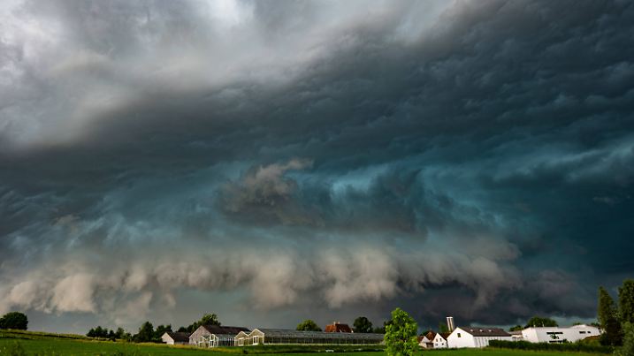 Aufziehendes, heftiges Gewitter über Bayern
