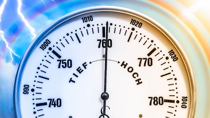 Wetterwechsel im Sommer, schwere Gewitter möglich, Barometer steht auf veränderlich, August 2024 Deutschland, August 202
