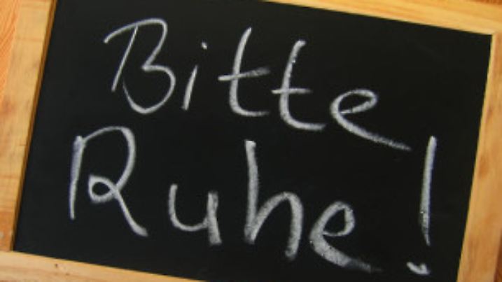 Die Bandbreite alltäglicher Geräusche reicht von 10 Dezibel beim Atmen über 30 Dezibel in der Bibliothek bis zu 60 Dezibel bei einem normalen Gespräch. Ein Staubsauger kommt auf 80 Dezibel, ein vorbeifahrendes Motorrad auf 100 Dezibel. Noch lauter sind ein Krankenwagen mit Sirene (120 Dezibel) und ein Presslufthammer (130 Dezibel).