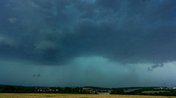 Unwetterfront über Paderborn - rotierende Wolke im Bild mit Funnelbildung des möglichen Tornados Blickrichtung Altenbeken