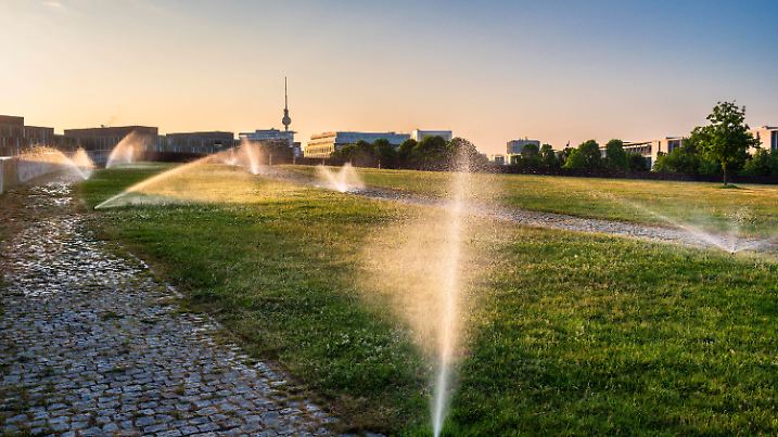Bewässerung im Spreebogenpark, Berlin, Deutschland, Europa *** Irrigation at Spreebogenpark, Berlin, Germany, Europe Cop