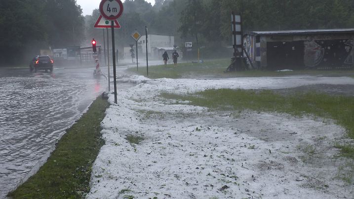Katastrophale Unwetter sind in den Nachmittagsstunden über das Erzgebirge hinweg gezogen. Eine sogenannte Superzelle bra