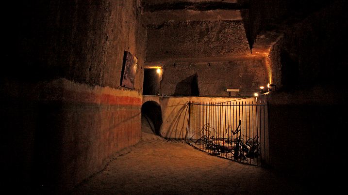Vierzig Meter unterhalb der charakteristischen und lebhaften Straßen des historischen Zentrums von Neapel finden Sie eine andere Welt: Neapels U-Bahn. Dieses Bild zeigt eine Ecke in einem Gebiet, das während des Zweiten Weltkriegs als Luftschutzbunker genutzt wurde.